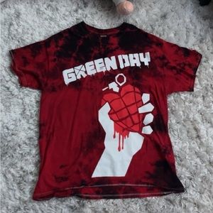 Uni-Sex Red and black Green Day band t-shirt. Size- L Brand- Gildan